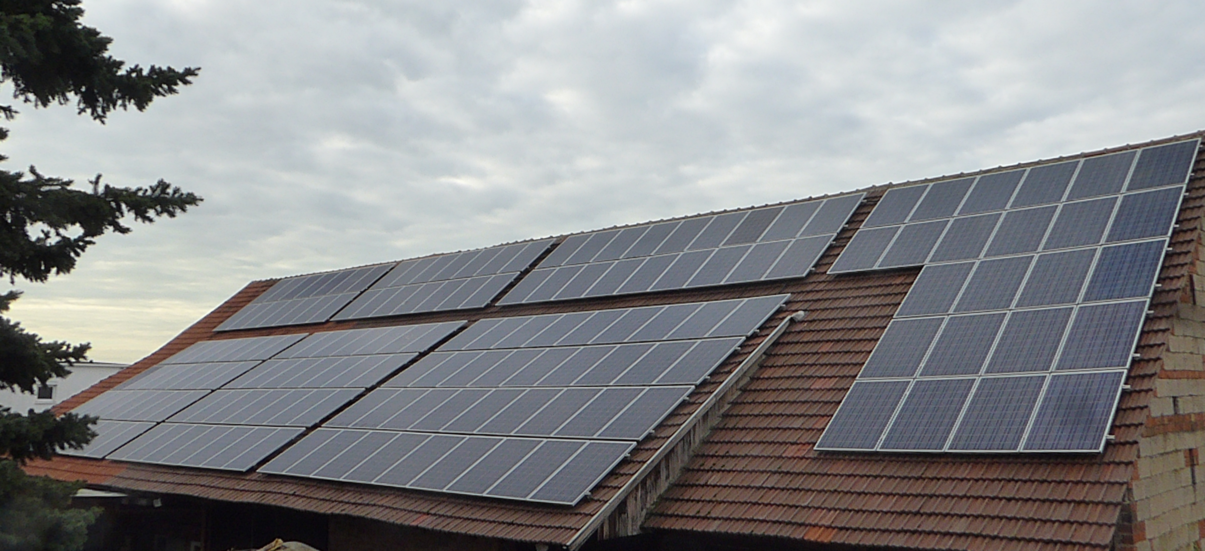 Solaranlage auf Scheunendach Stock Photo